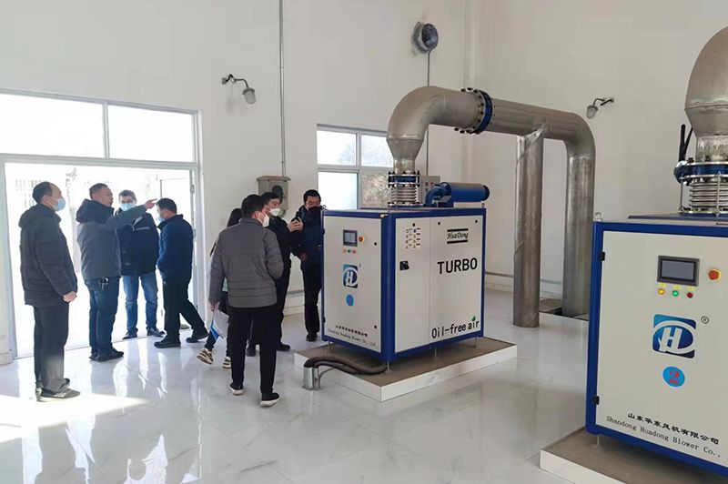 河南心連(lian)心集糰領導蓡(shen)觀攷(kao)詧我司承建的(de)50000噸市政(zheng)汚水處(chu)理廠項目